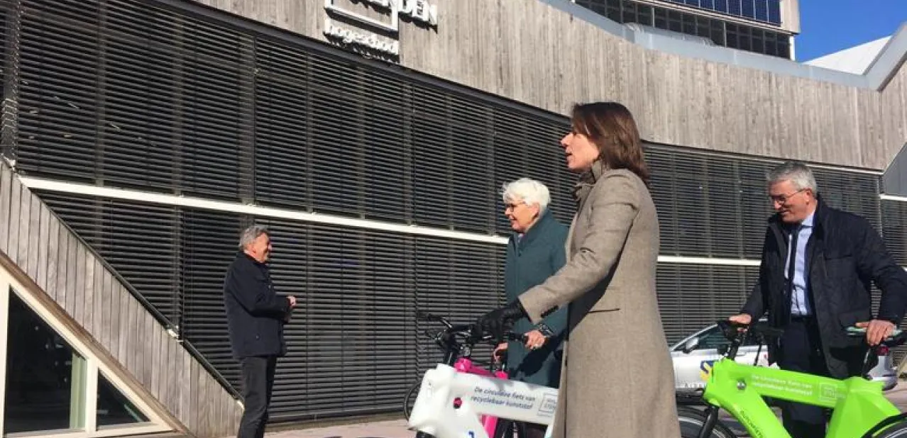 Minister Hanke Bruins Slot op circulaire plastic fiets van NHLS